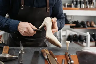 Técnico trocando salto de sapato em Passo Fundo.